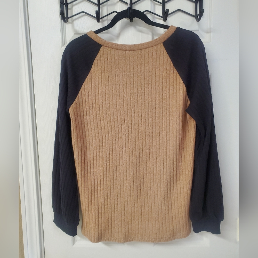 Simple Colorblock Top - Picture 2 of 9